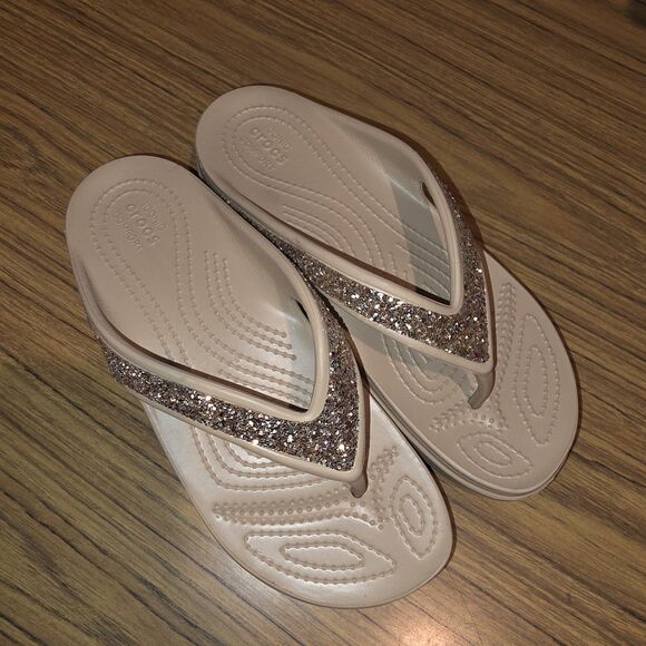 CROCS SLOANE NWOT Sz 8 Chai/Gold Glitter Flip Flop Platform Slide On Sandals - Picture 5 of 8